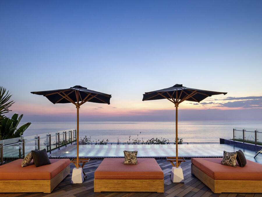 Utendørsbasseng, bassengparasoller og solsenger