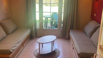 Télévision, baby-foot, table de tennis de table