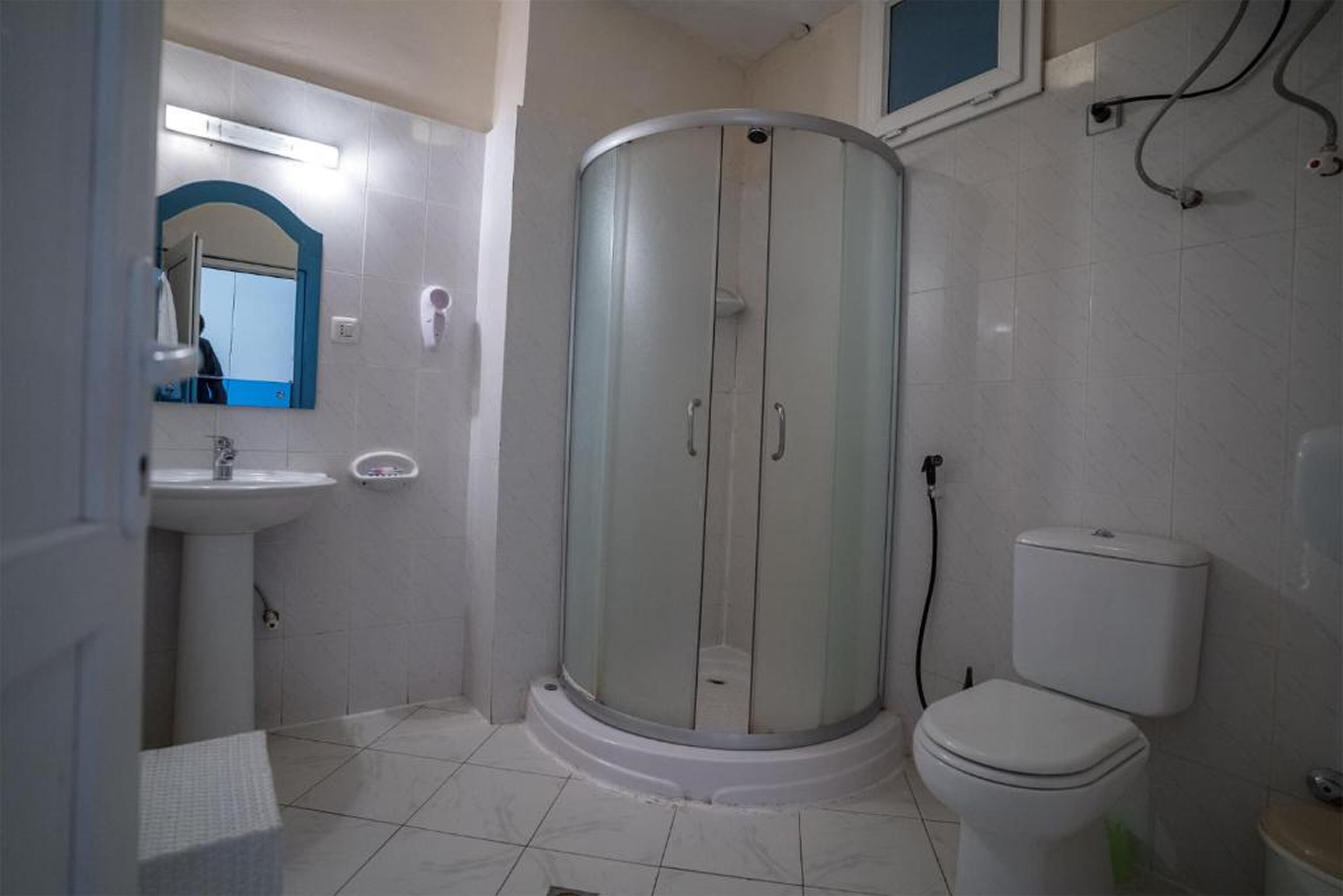 Habitación triple | Baño | Ducha y toallas