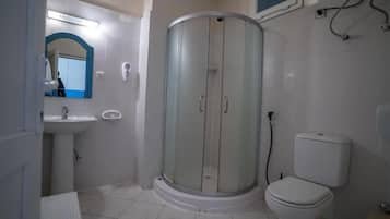Driepersoonskamer | Badkamer | Een douche, handdoeken