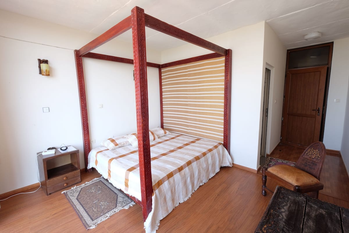 Habitación individual | Caja de seguridad en la habitación y escritorio 