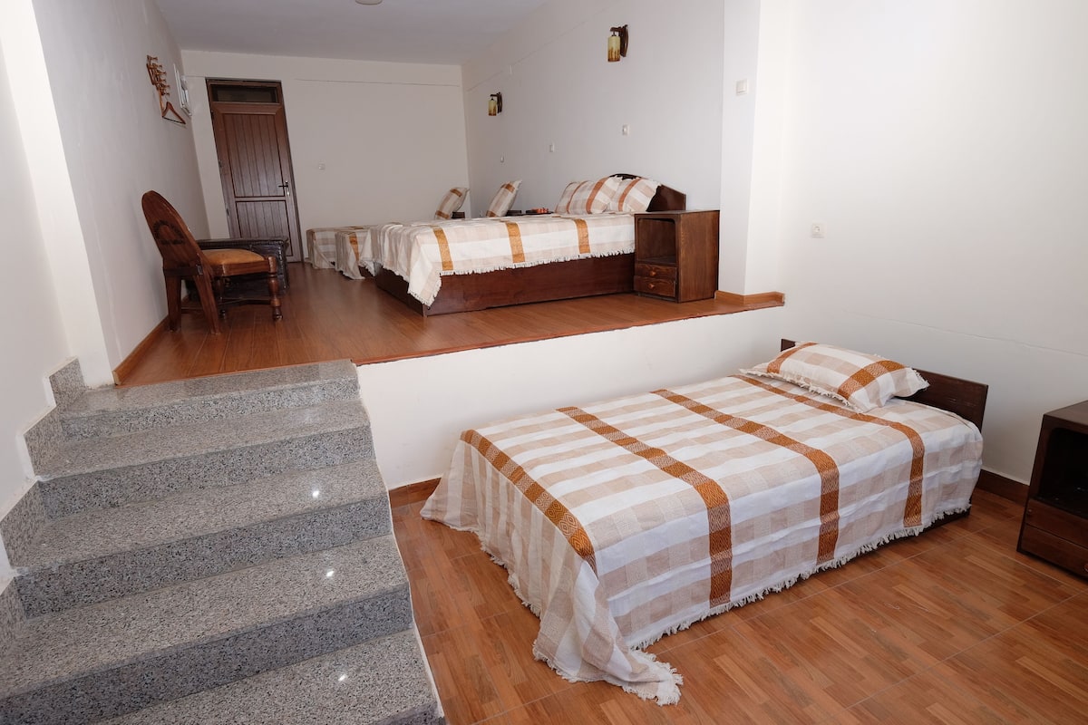 Caja de seguridad en la habitación y escritorio 