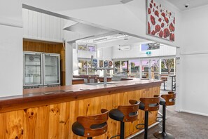 Télévision à écran plat de 30 pouces avec chaînes numériques, télévision