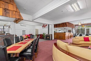 30-inch flat-screen TV with digital channels, TV - Torrumbarry Motel (Torrumbarry)