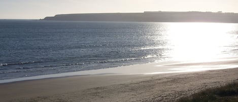 Na praia, espreguiçadeiras