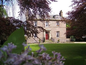 Exterior - Mall House Apartment.  Short term Let License Number AN-01086-F (Montrose)