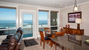 Una habitación con vista al océano, un comedor y una zona de estar también con vista.