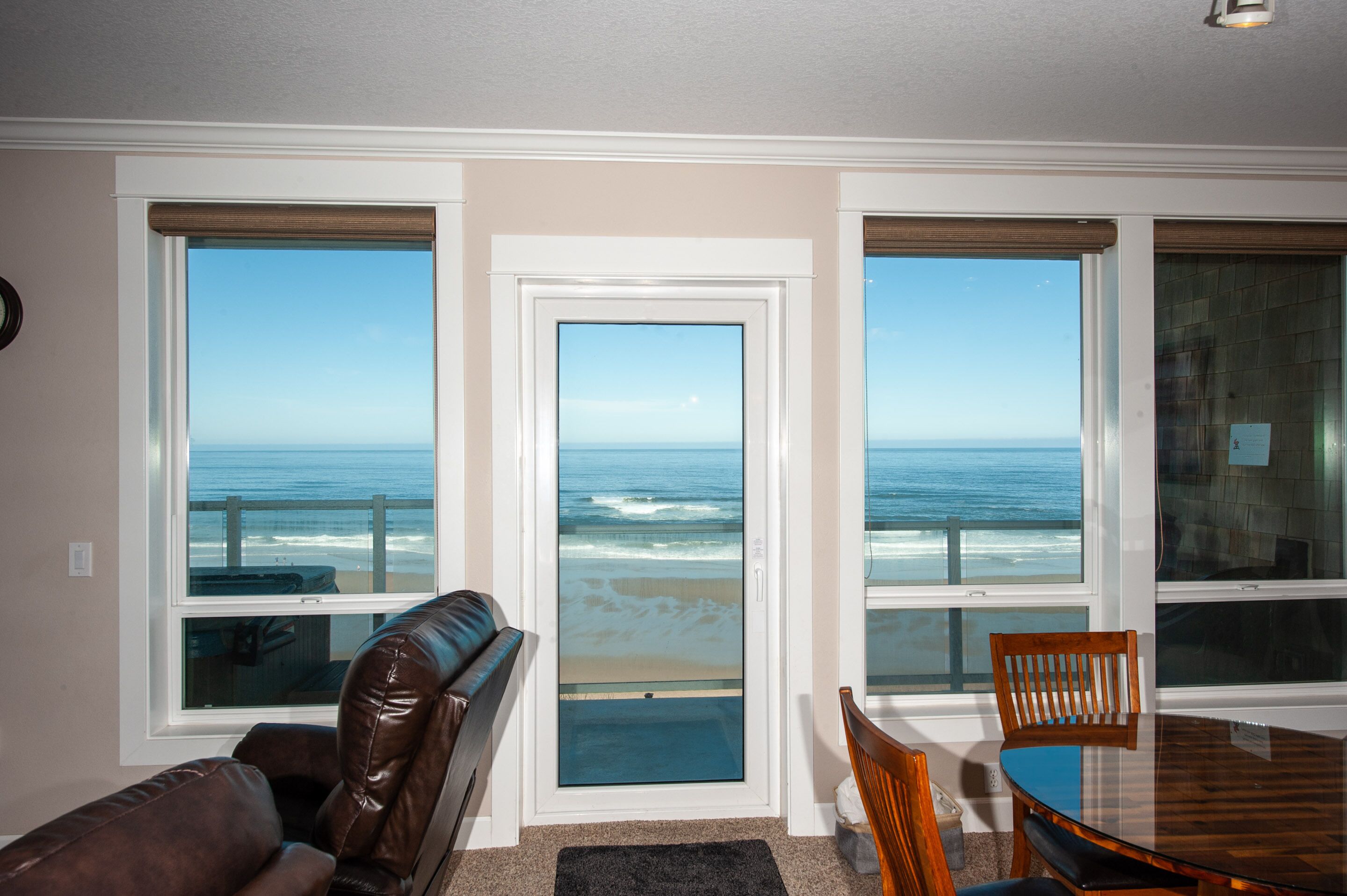 Promo! Oceanfront Condo - Private Hot Tub,, WiFi, Smart HDTV and Indoor Pool!