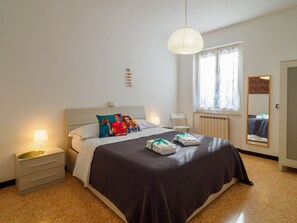 Basic Apartment | 2 bedrooms, Egyptian cotton sheets, premium bedding, down comforters - La Casa di Frida Family Apartment (Vernazza)