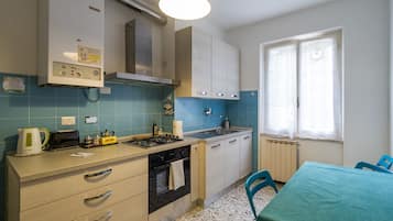 Refrigerador con freezer, horno, placa de cocina, cafetera/tetera