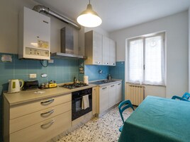 Basic Apartment | Private kitchen | Full-size fridge, oven, stovetop, coffee/tea maker