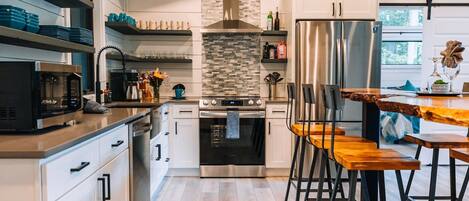 Réfrigérateur, four à micro-ondes, un four, surface de cuisson