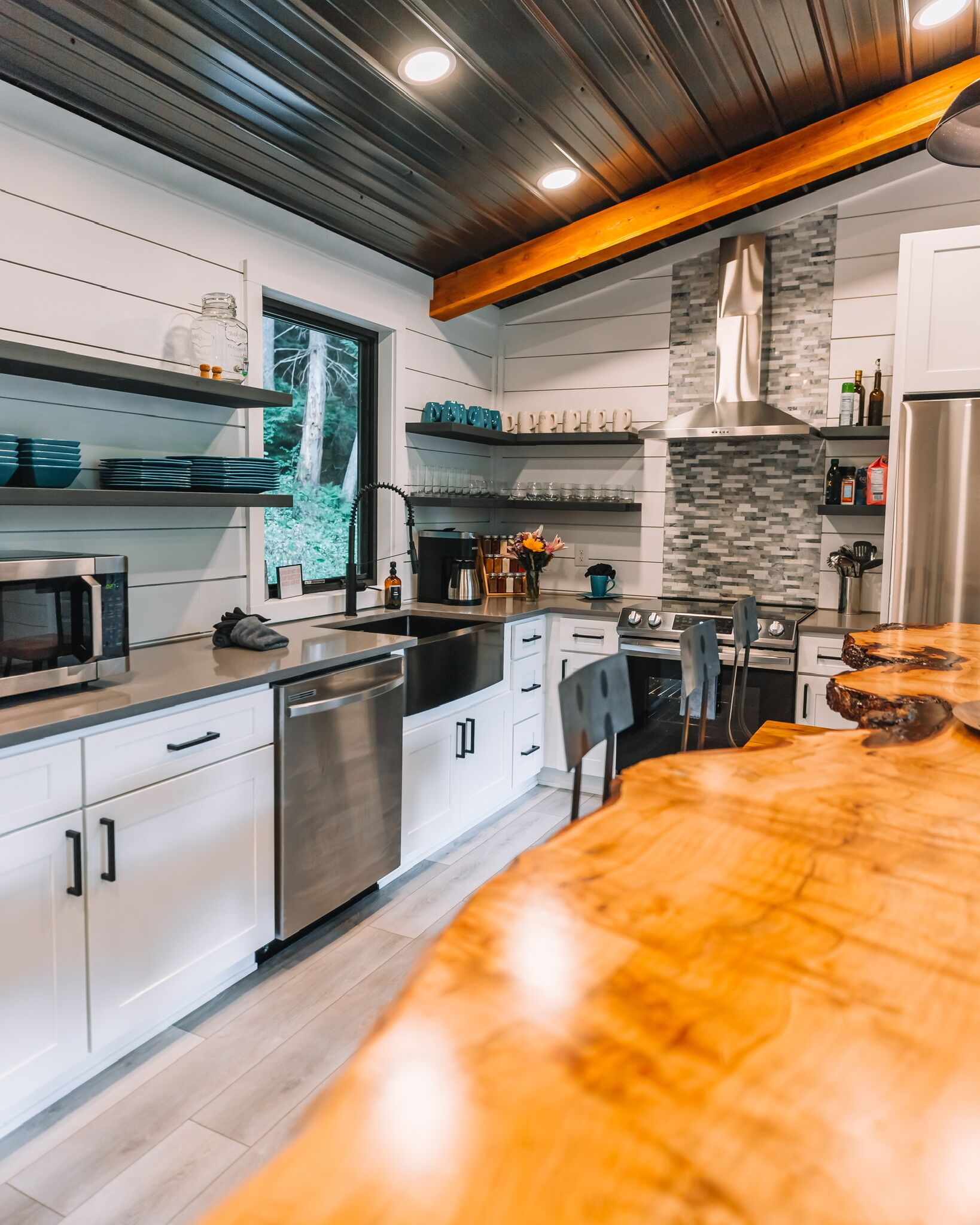 Jääkaappi, mikroaaltouuni, uuni, liesi