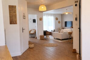 TV, books - Sublime villa, private swimming pool heated to 26° (depending on season), table soccer (Bon-Encontre)