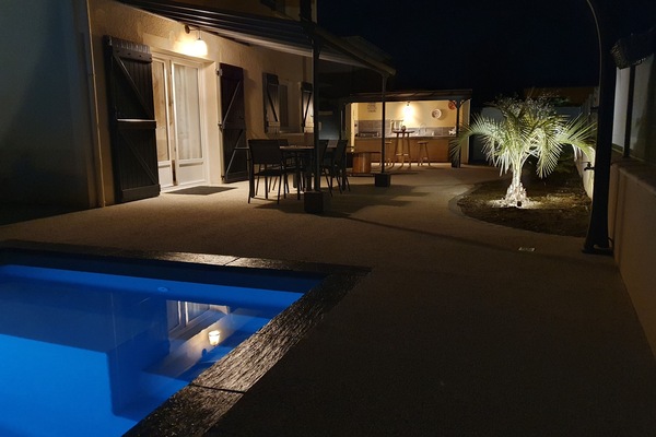 Una piscina al aire libre, una piscina climatizada