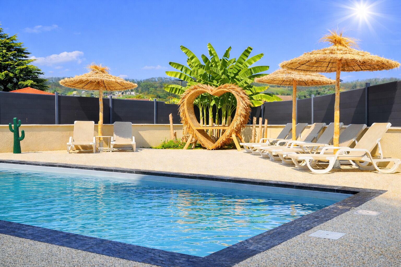 Een buitenzwembad en een verwarmd zwembad