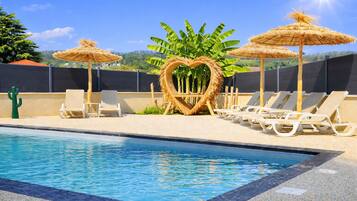 Een buitenzwembad en een verwarmd zwembad