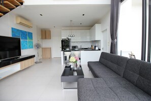 Smart TV - Beautiful Penthouse Apartment with Mountain Views (Kamala)