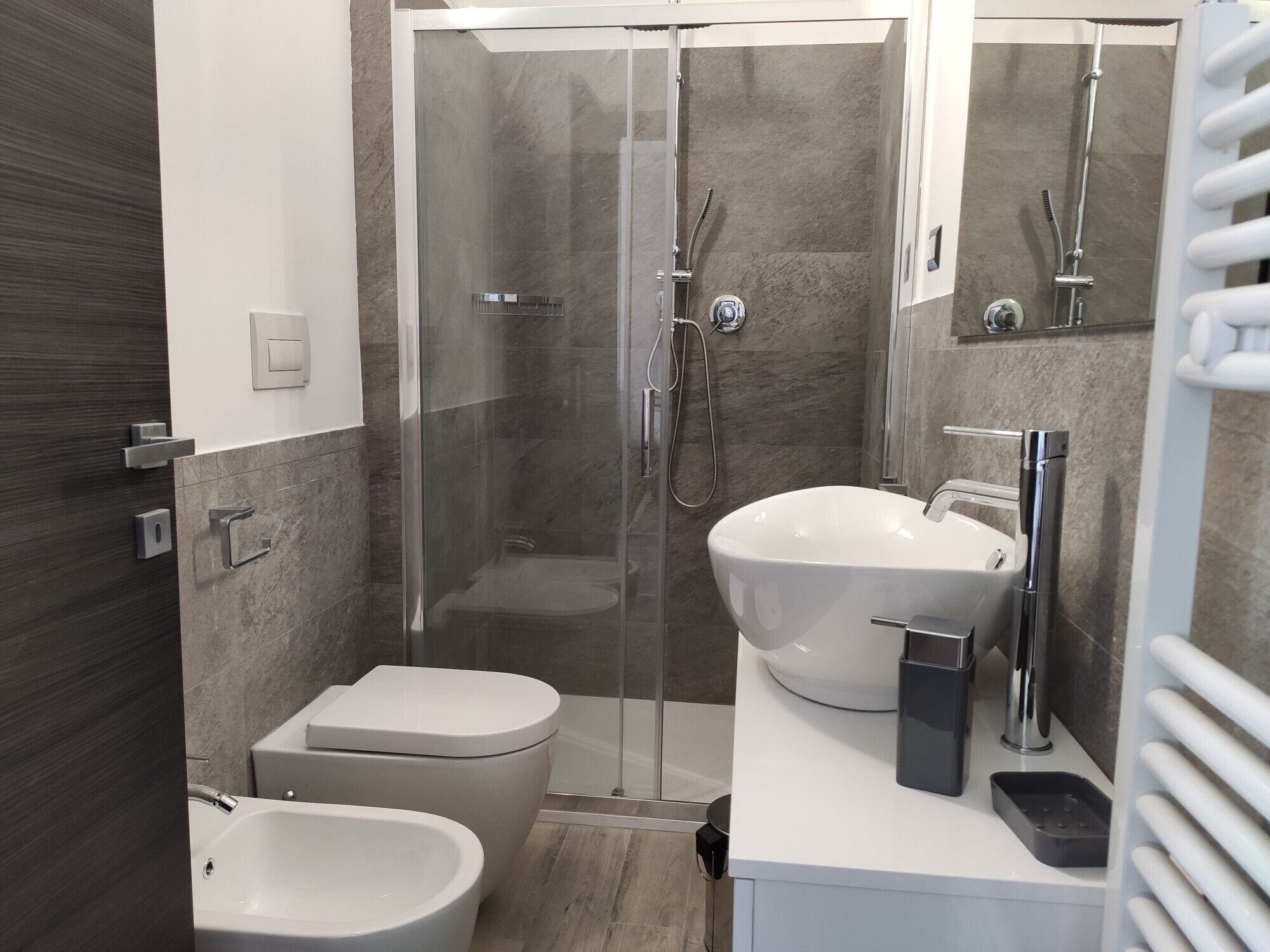 Douche, articles de toilette gratuits, sèche-cheveux, bidet