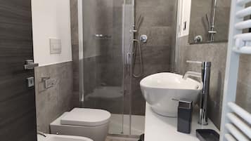 Dusche, kostenlose Toilettenartikel, Haartrockner, Bidet