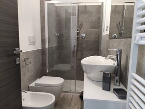 Shower, free toiletries, hair dryer, bidet - Affittacamere Rosita Recanati private room 3 (Recanati)
