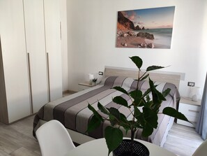 1 slaapkamer, een bureau, wifi, beddengoed