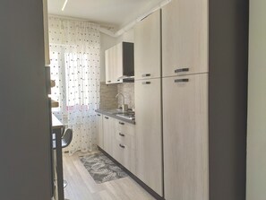 Fridge, microwave, oven, stovetop - Affittacamere Rosita Recanati private room 3 (Recanati)