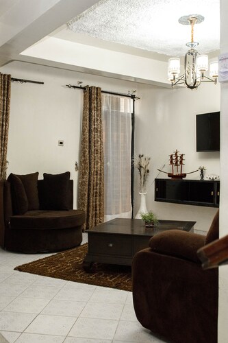 Cozy Three Bedroom With Colorful Terrace