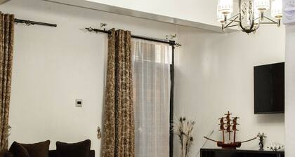 Cozy Three Bedroom With Colorful Terrace