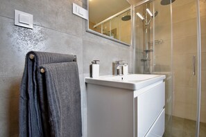 Een douche, een haardroger, handdoeken
