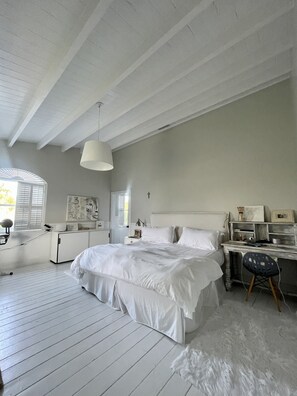 5 habitaciones, escritorio, tabla de planchar con plancha y wifi 