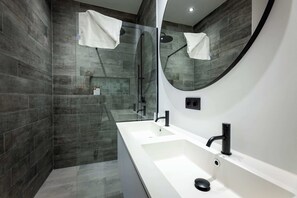 Dusche, Haartrockner, Handtücher