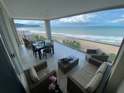 Beach Front - Spectacular Ocean Views!