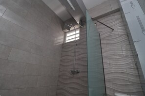 Een douche, handdoeken