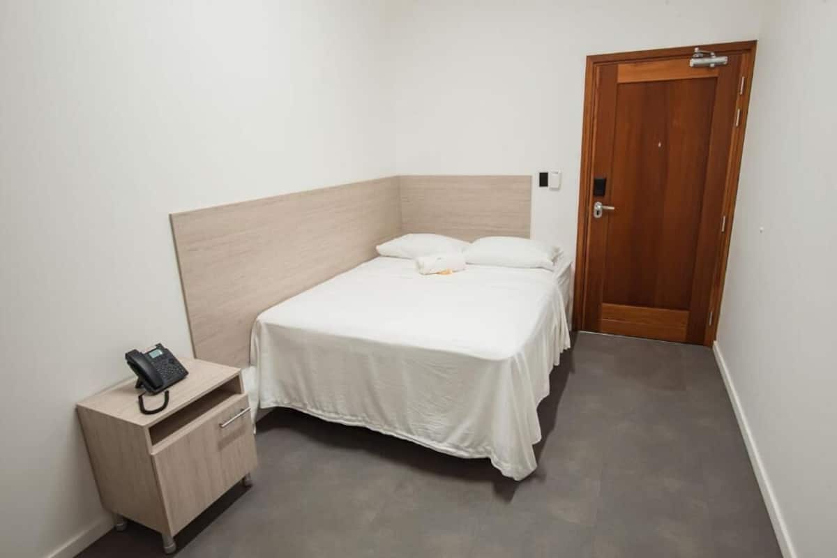 Deluxe eenpersoonskamer | Luxe beddengoed, een minibar, een kluis op de kamer