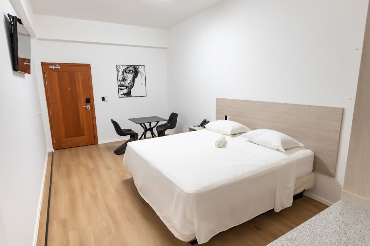 Deluxe kamer | Luxe beddengoed, een minibar, een kluis op de kamer