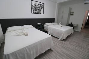 Deluxe Double Room, 2 Bedrooms, Non Smoking | Peralatan tempat tidur premium, bar mini, peti besi dalam bilik 