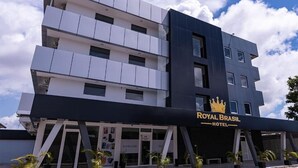 Ein mehrstöckiges Hotel mit modernem Design, mit einem gut sichtbaren Schild für das Royal Brasil Hotel.