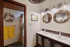 Studio | Bathroom | Towels, shampoo - Outstanding Oceanfront Studio - Kona Islander Inn Condos Condo by RedAwning (Kailua-Kona)