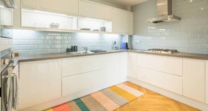 2BR apartment next to Station with Parking