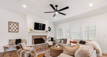 Cozy, sassy & fun! NEW modern farmhouse!!