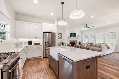 Fridge, microwave, oven, stovetop. Cozy, sassy & fun! NEW modern farmhouse!!