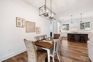 Dining - Cozy, sassy & fun! NEW modern farmhouse!! (New Ulm)