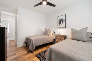 Room - Cozy, sassy & fun! NEW modern farmhouse!! (New Ulm)