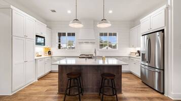 Een koelkast, een magnetron, een oven, een kookplaat