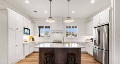 Cozy, sassy & fun! NEW modern farmhouse!!