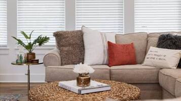 Een smart-tv en een open haard