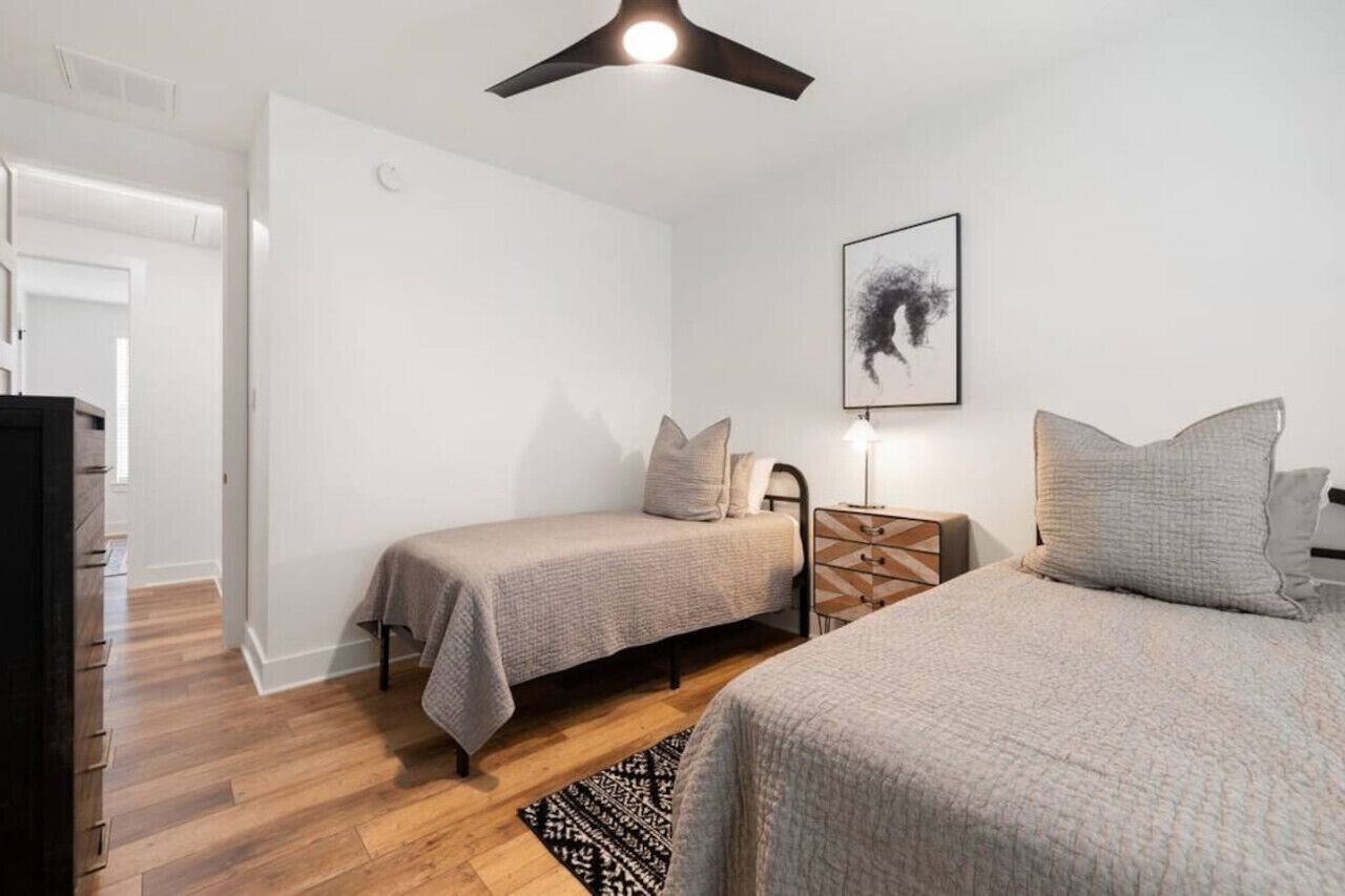 3 bedrooms, desk, iron/ironing board, travel crib