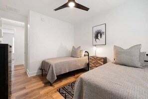 3 bedrooms, desk, iron/ironing board, travel crib - Cozy, sassy & fun! NEW modern farmhouse!! (New Ulm)