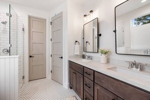 Bathtub, hair dryer, towels - Cozy, sassy & fun! NEW modern farmhouse!! (New Ulm)